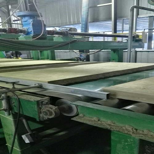 外墻巖棉板選購(gòu)指南 供應(yīng)商、鋁箔貼面與憎水板批發(fā)全解析